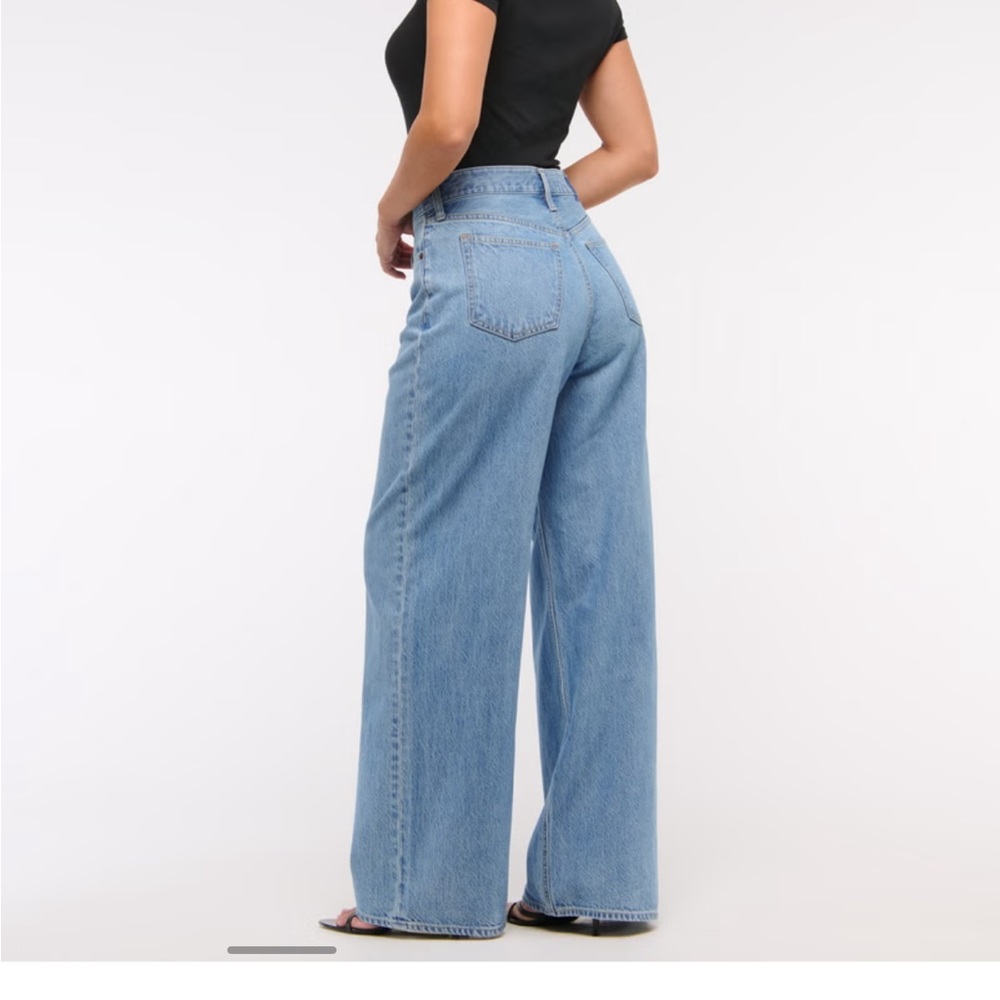 Abercrombie & Fitch Lightweight Drapey Rigid

Curve Love High Rise Wide Leg Jean
